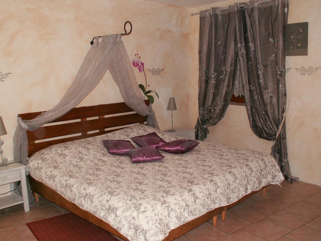 Hotel La Chartreuse Poilly-sur-Tholon Zimmer foto