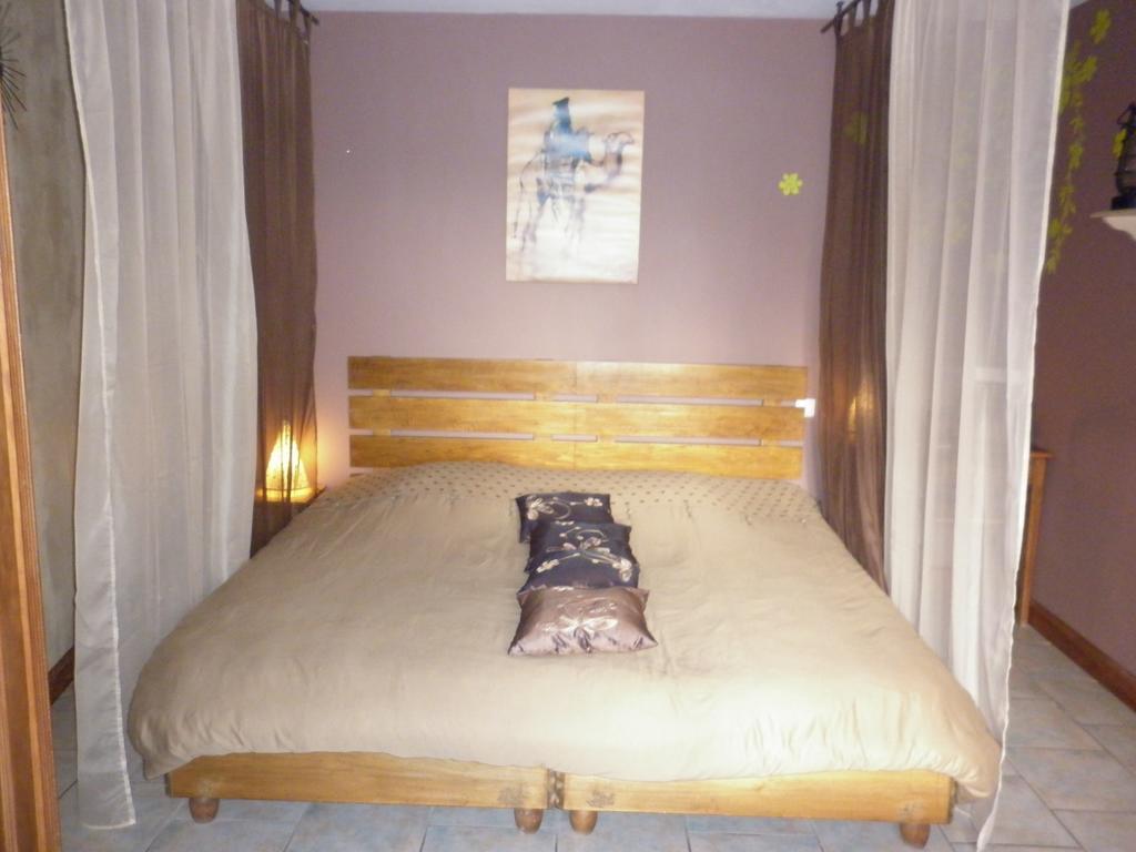 Hotel La Chartreuse Poilly-sur-Tholon Zimmer foto