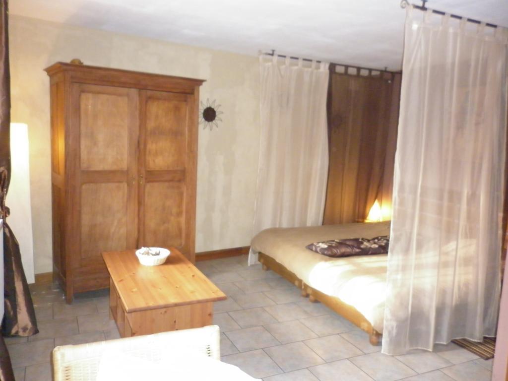 Hotel La Chartreuse Poilly-sur-Tholon Zimmer foto